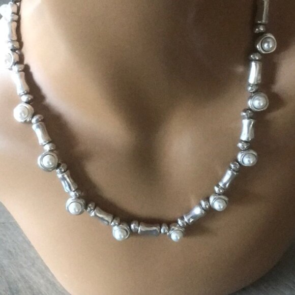UNO de 50 White Pearl ALTERGO necklace - Picture 3 of 4